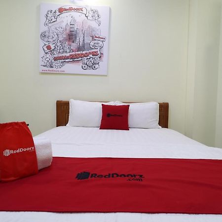 Готель Reddoorz Plus @ Dong Den Street Хошимін Екстер'єр фото