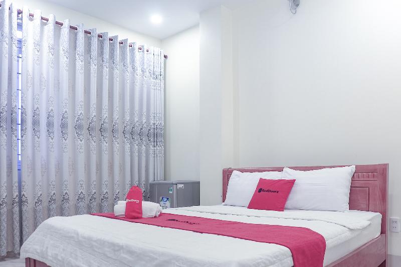 Готель Reddoorz Plus @ Dong Den Street Хошимін Екстер'єр фото