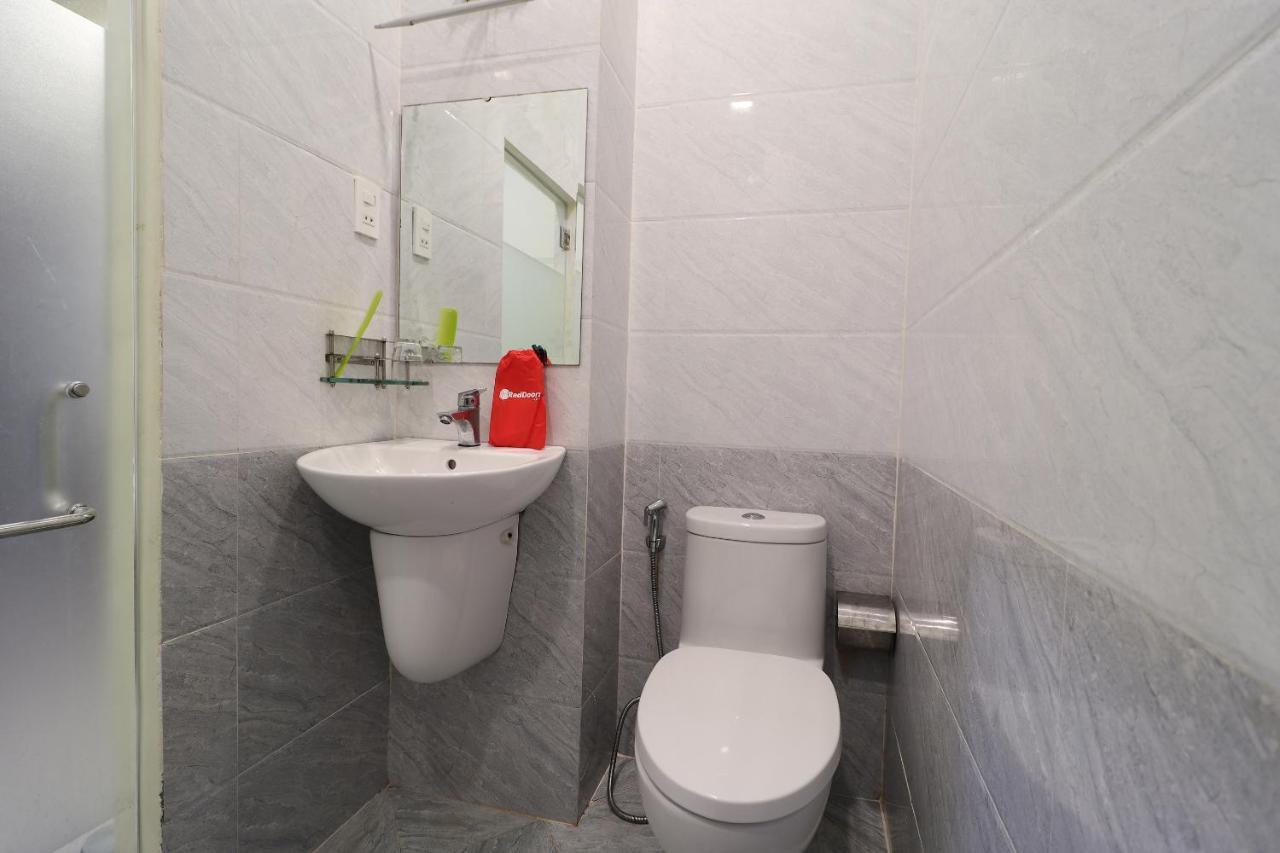 Готель Reddoorz Plus @ Dong Den Street Хошимін Екстер'єр фото