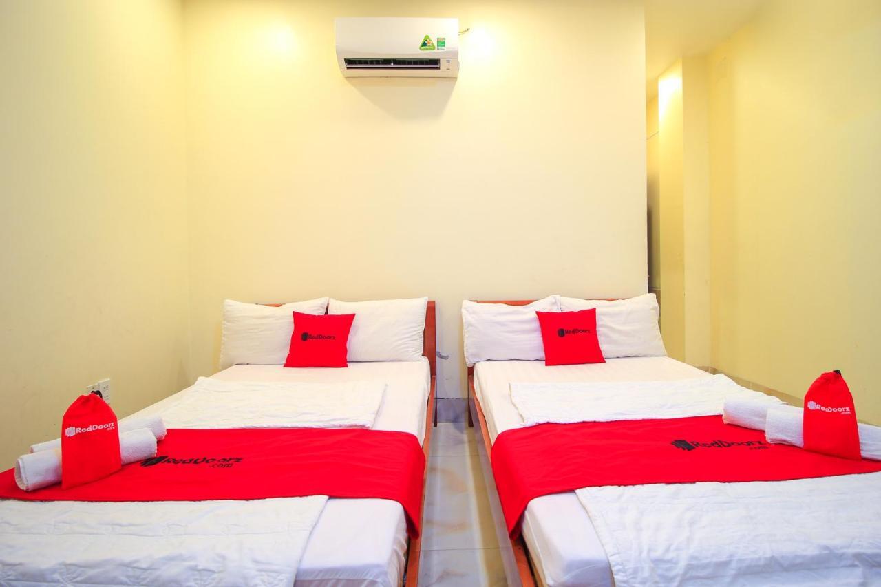 Готель Reddoorz Plus @ Dong Den Street Хошимін Екстер'єр фото