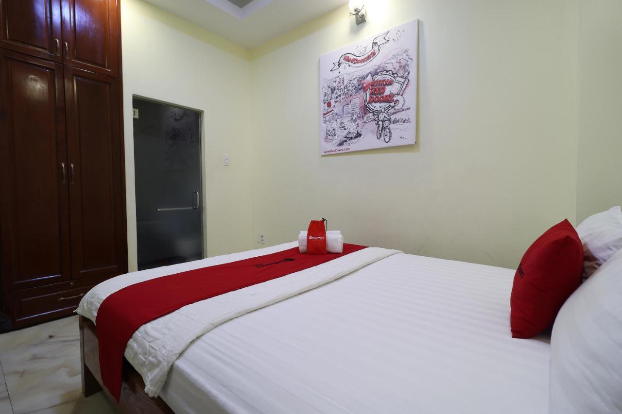 Готель Reddoorz Plus @ Dong Den Street Хошимін Екстер'єр фото