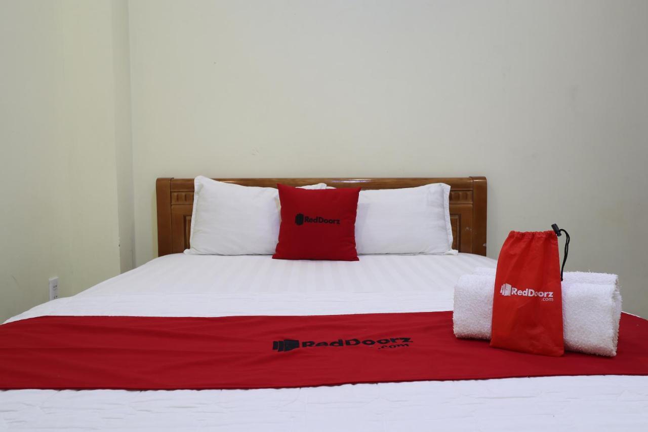 Готель Reddoorz Plus @ Dong Den Street Хошимін Екстер'єр фото