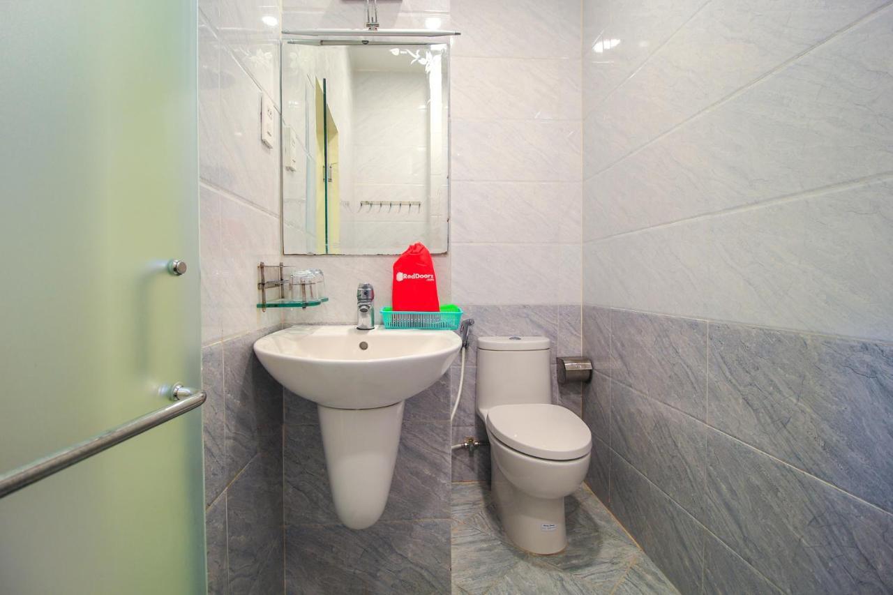 Готель Reddoorz Plus @ Dong Den Street Хошимін Екстер'єр фото