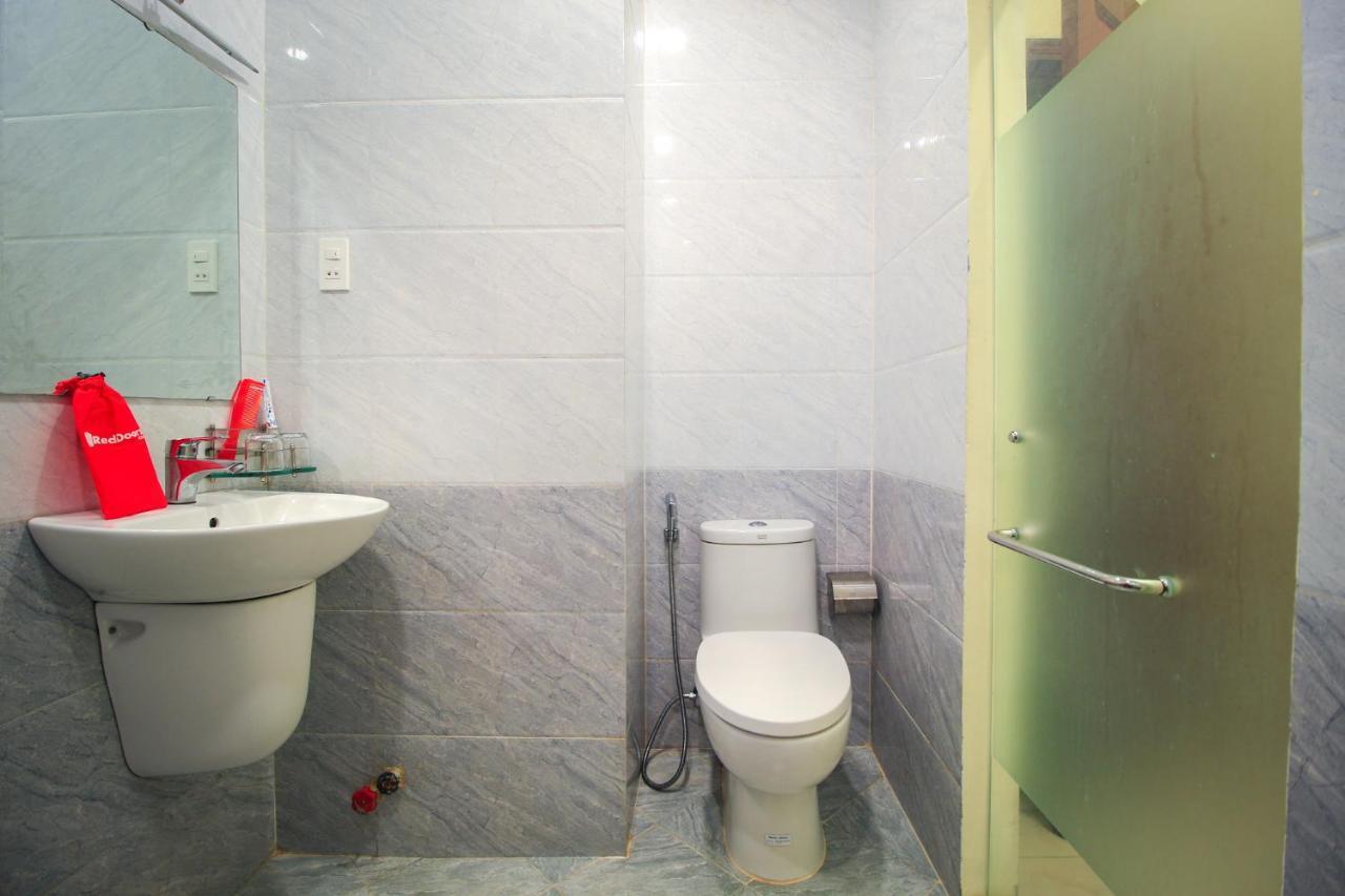 Готель Reddoorz Plus @ Dong Den Street Хошимін Екстер'єр фото