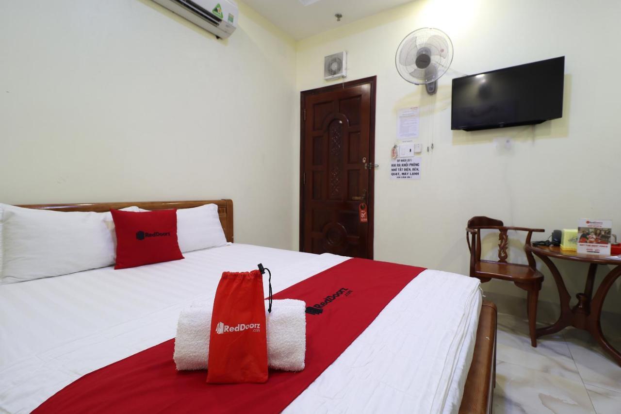 Готель Reddoorz Plus @ Dong Den Street Хошимін Екстер'єр фото